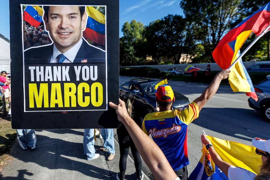 Venezolanos en Miami sostienen una foto en apoyo al secretario de Estado de EE. UU., Marco Rubio.