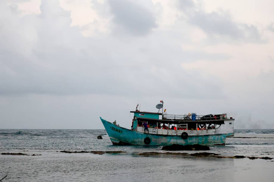 Fotografía de una embarcación con migrantes partiendo desde Panamá hacia Colombia.