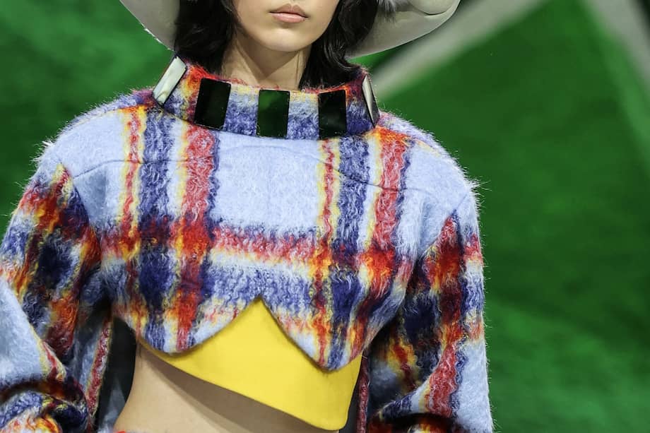 Abrigos de pelo, vestidos de distintos largos y sastrería recta marcaron varias de las propuestas vistas en París para el otoño-invierno 2026-27.