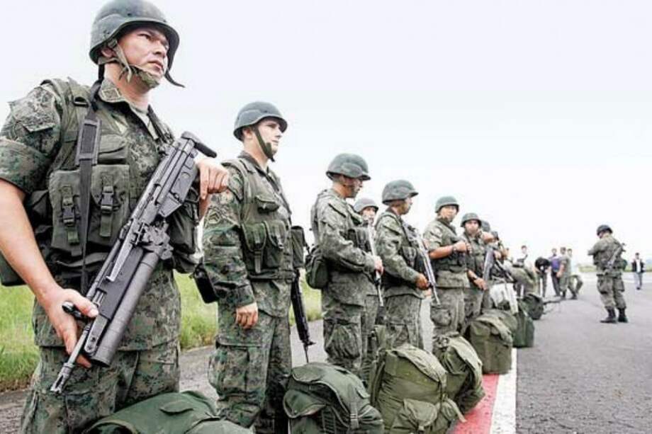 Militares ecuatorianos detienen a subversivos colombianos