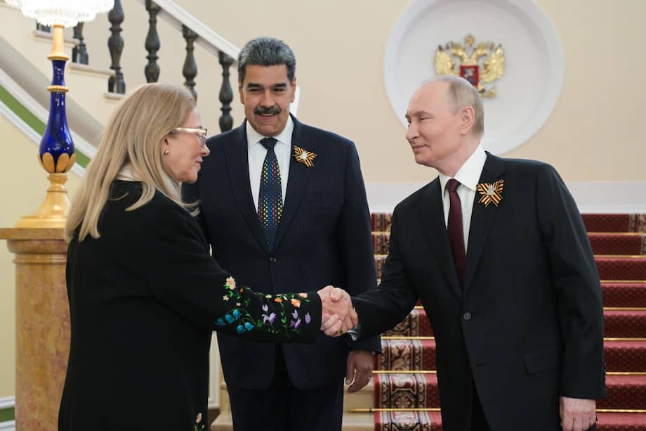 Fotografía cedida por la agencia de fotografía RIA Novosti que muestra al presidente ruso, Vladimir Putin, dando la bienvenida a Nicolás Maduro (centro) y Cilia Flores (izquierda), en el Kremlin antes del desfile militar del Día de la Victoria, en conmemoración del 80.º aniversario de la victoria en la Gran Guerra Patria, en la Plaza Roja de Moscú, Rusia, el 9 de mayo de 2025.