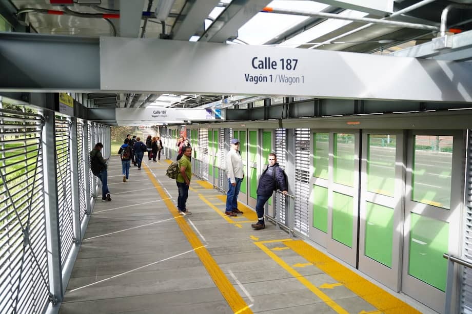 La obra incluyó la construcción de 2 vagones nuevos en cada estación (total 4),
pasarelas de conexión (total 6) y ampliación de vagones existentes (total 2).