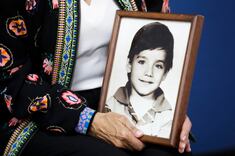 AME7448. BOGOTÁ (COLOMBIA), 11/11/2025.- Martha Lucía López sostiene una foto de su hijo Sergio Melendro, durante una entrevista con EFE el 19 de octubre de 2025 en Bogotá (Colombia). El abrazo que Martha Lucía López guarda para su hijo lleva cuatro décadas esperando. No sabe si Sergio sigue vivo, pero cada día alimenta la esperanza de que el niño de cuatro años que perdió en la avalancha que sepultó Armero sea hoy, en algún rincón del mundo, un hombre con una vida feliz. EFE/ Carlos Ortega
