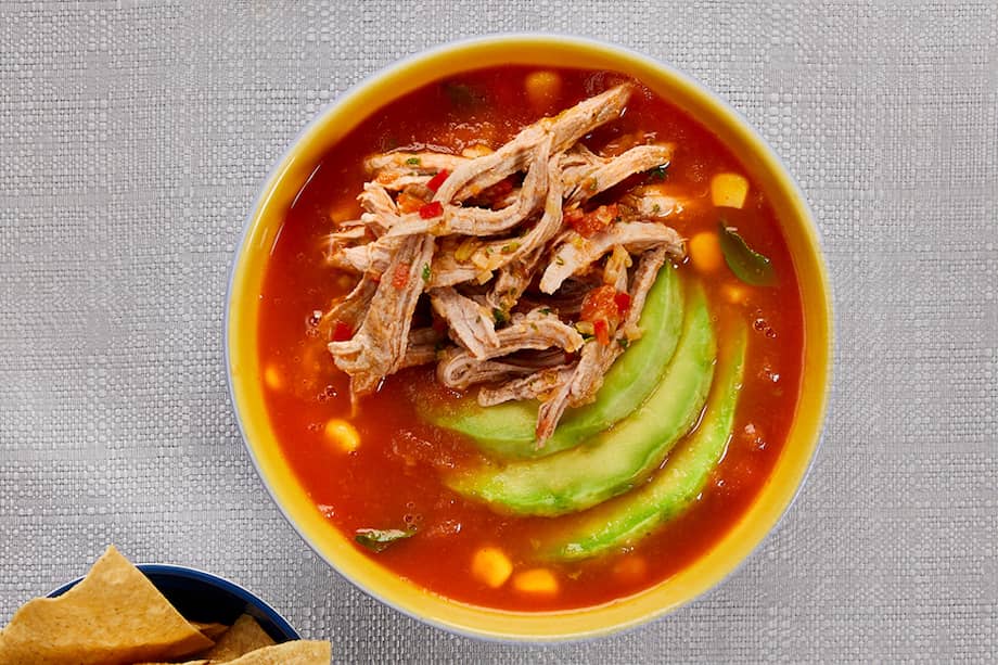 Sopa de tomate con carne desmechada de cerdo.