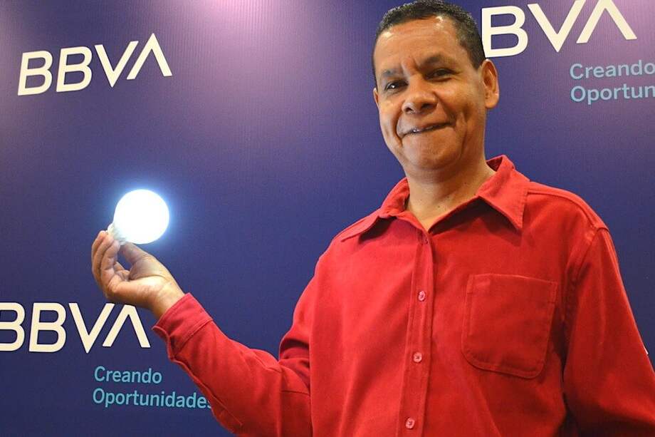 John Jairo Barrera, fundador de Circuito Inteligente, con una de sus creaciones. / Cortesía