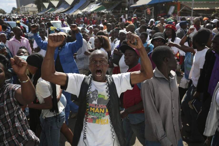 Manifestantes protestan contra Robert Mugabe en Harare. / EFE