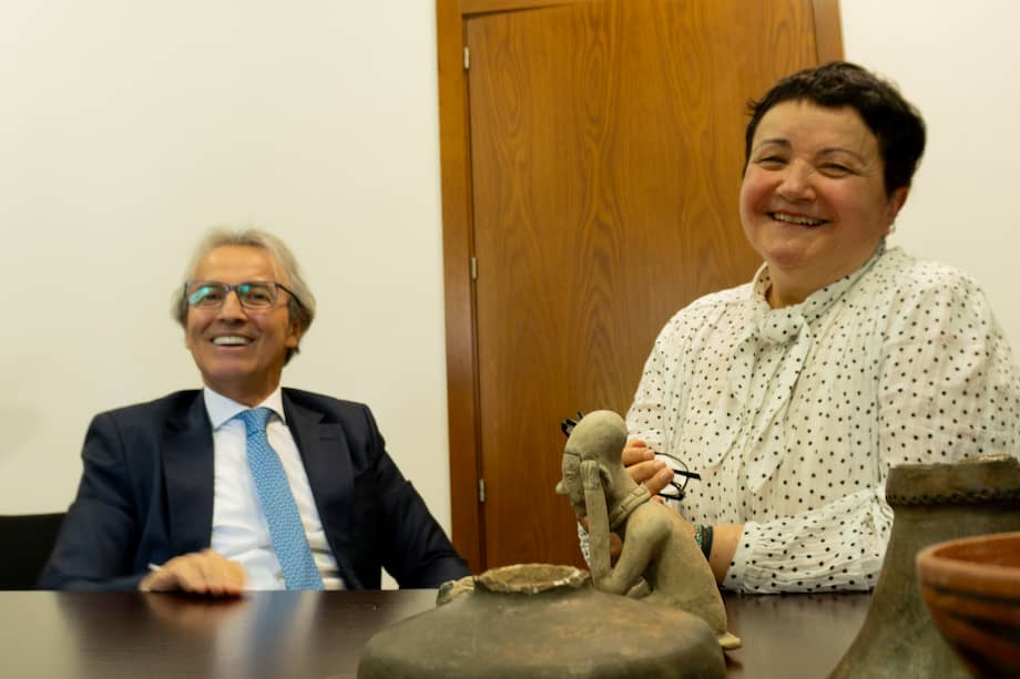 La jubilada española Rosa Castejón en compañía del embajador de Colombia en España, Eduardo Ávila.