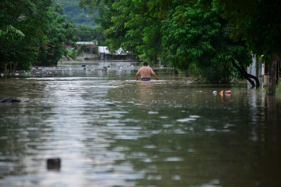 Las lluvias en México también interrumpieron el suministro eléctrico, dejando sin electricidad a más de un cuarto de millón de personas.