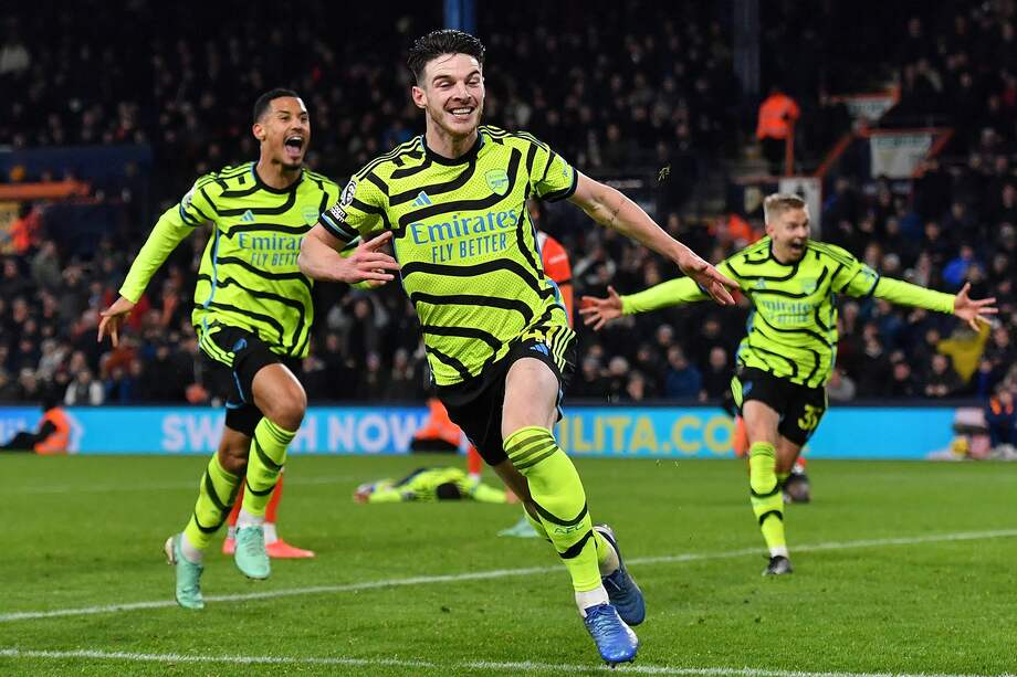 Declan Rice (c) del Arsenal celebra tras marcar el cuarto gol de su equipo en el minuto 90+7.