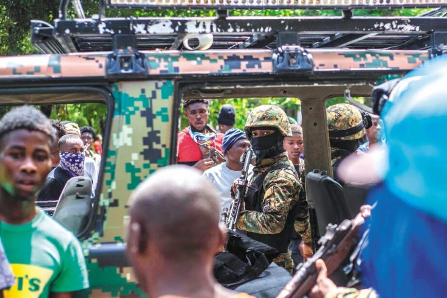 Una protesta bajo vigilancia en Puerto Príncipe tras el magnicidio de Jovenel Moïse. / Getty Images