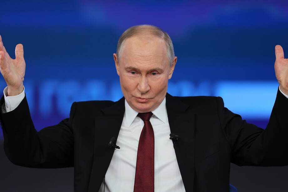 Vladímir Putin aseguró que Rusia está dispuesta a un “diálogo” con Ucrania, pero solo si este se basa en la “realidad en el terreno”, dando a entender que su país no devolverá los territorios ocupados. El mandatario rechazó cualquier tregua, considerando que un alto al fuego permitiría que el Ejército ucraniano se rearme.