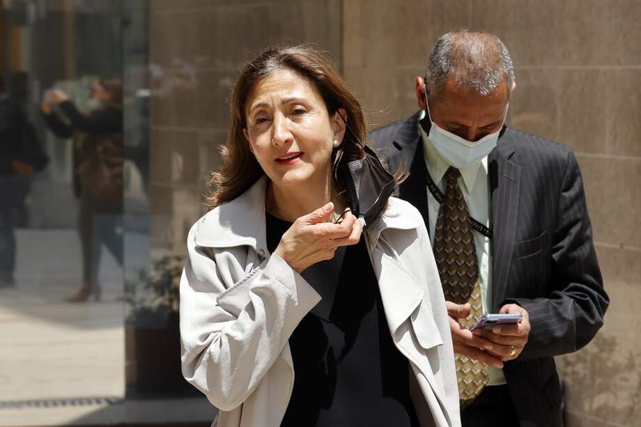 AME6275. BOGOTÁ (COLOMBIA), 16/02/2022.- La candidata presidencial Íngrid Betancourt (c) sale de la Corte Suprema tras declarar en una indagación preliminar que involucra a Piedad Córdoba, hoy, en Bogotá (colombia). La Corte Suprema citó a la candidata presidencial Íngrid Betancourt para declarar en la indagación preliminar sobre el caso en que la exsenadora Piedad Córdoba habría retrasado su liberación cuando fue secuestrada y que revive la conocida como "Farcpolítica". EFE/ Mauricio Duenas Castañeda