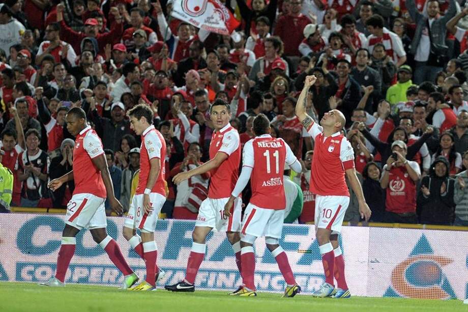 Ómar Pérez celebra con sus comapñeros de Santa Fe el gol que le marcó al Deportivo Cali. / Gustavo Torrijos