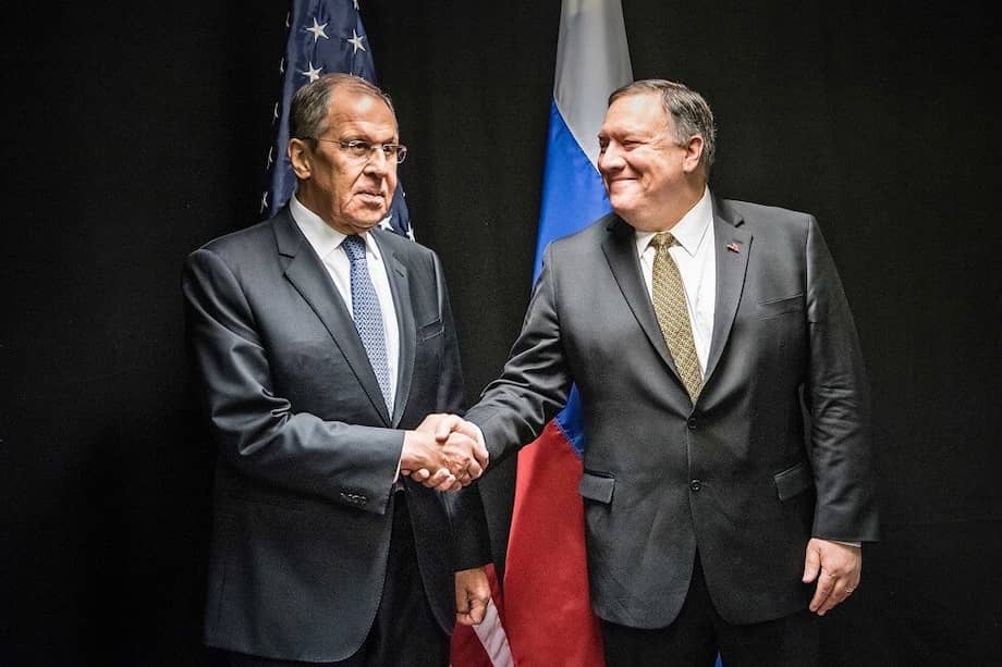 El secretario de Estado estadounidense, Mike Pompeo (d), estrecha la mano del ministro de Exteriores ruso, Sergei Lavrov (i), durante la undécima reunión ministerial del Consejo Ártico. / EFE