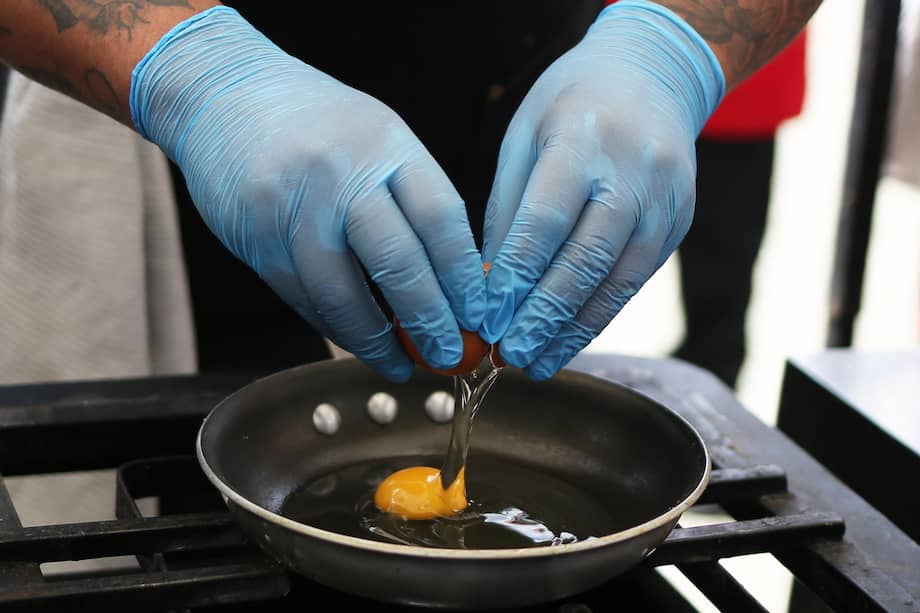 Imagen de referencia. Cada universidad podrá prestar el servicio bajo una de dos modalidades: plato servido o bono de alimentación.
