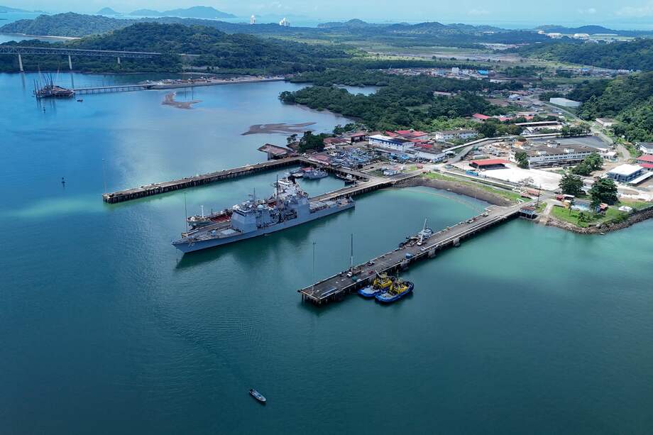 Imagen de referencia del buque de guerra USS Lake Erie de la Armada de Estados Unidos que atracó en el puerto de Balboa, en la Ciudad de Panamá, el 29 de agosto de 2025.