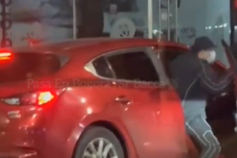 Los ladrones se movilizaban en un vehículo rojo marca Mazda