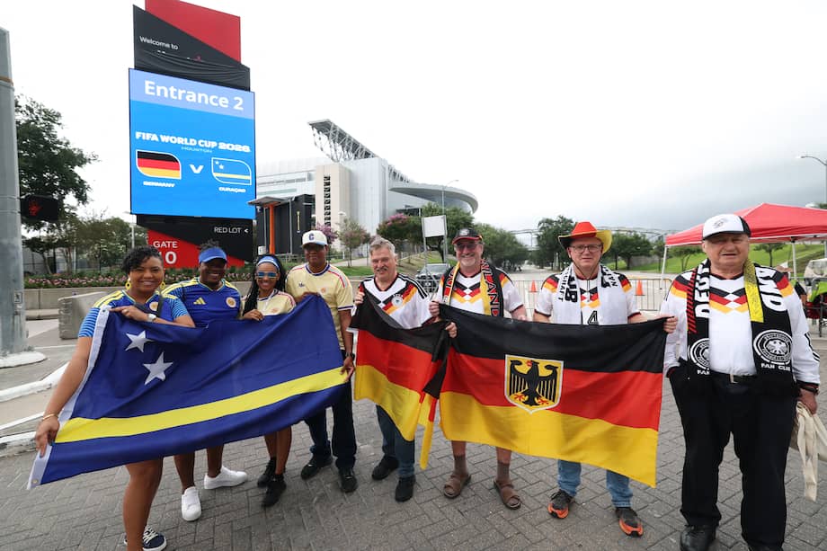 Hinchas de Curazao y Alemania en la previa del partido.