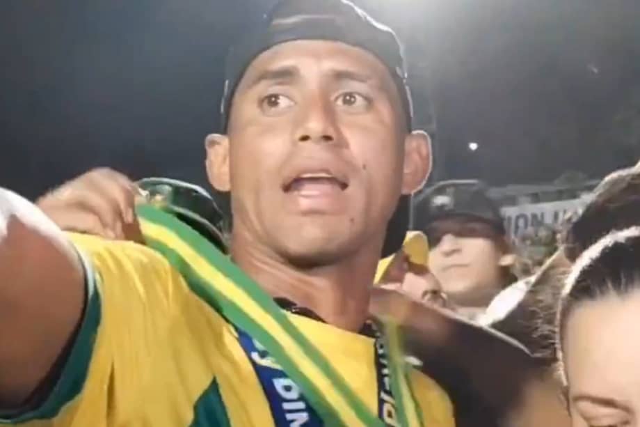 Momento en el que a Carlos Henao le roban su medalla de campeón en el estadio Américo Montanini