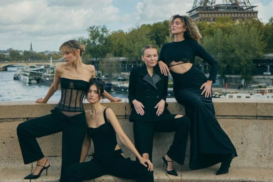 Inspirada en los talleres íntimos de la alta costura parisina —del plisado artesanal al trabajo minucioso del encaje y la corsetería—, la colección reúne piezas diseñadas en atelier que se adhieren al cuerpo como una segunda piel.