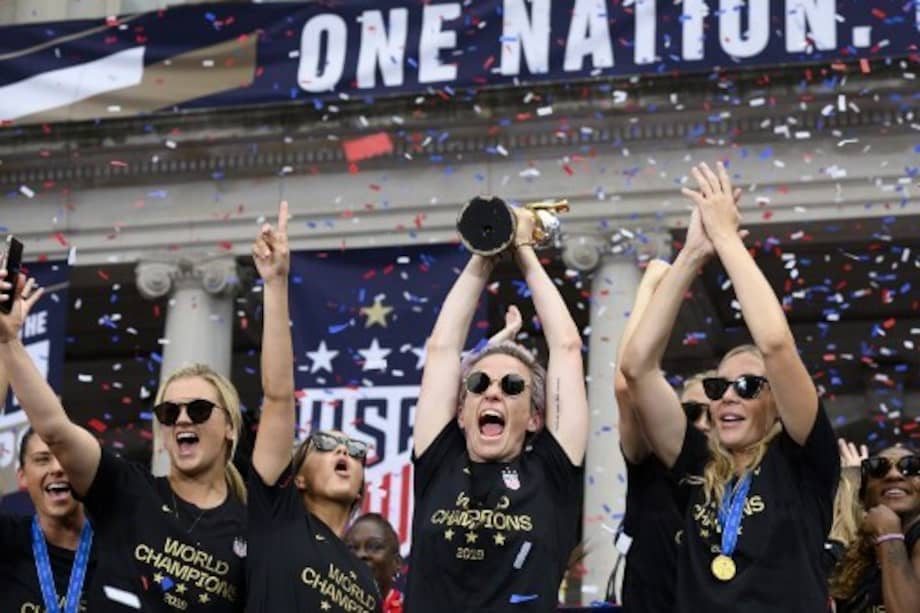 La capitana levanta el trofeo de la copa del mundo, que su selección ganó en 2019. / AFP