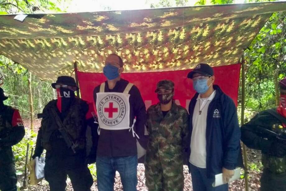 Nubia Lopez Correa, cabo del Ejército, siendo liberada por el Eln.