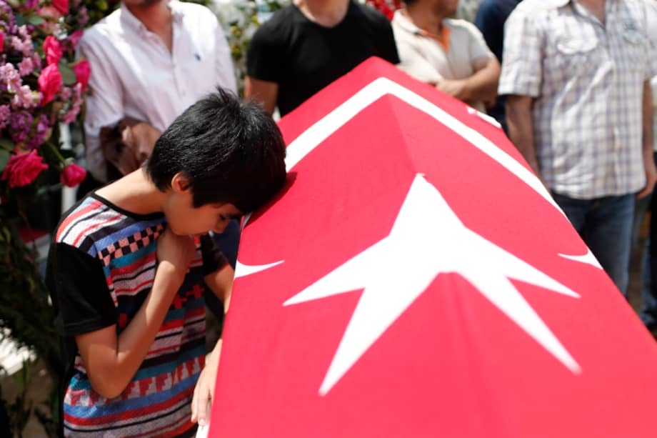 Familiares de las víctimas del atentado en Turquía siguen enterrando a sus víctimas. / EFE