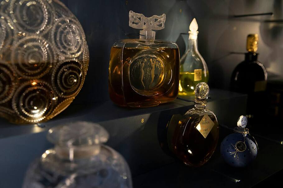 Tres mil años de historia del perfume se exponen en París