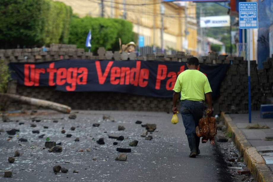 Una de las barricadas levantadas en Nicaragua en contra del gobierno de Daniel Ortega. / AFP