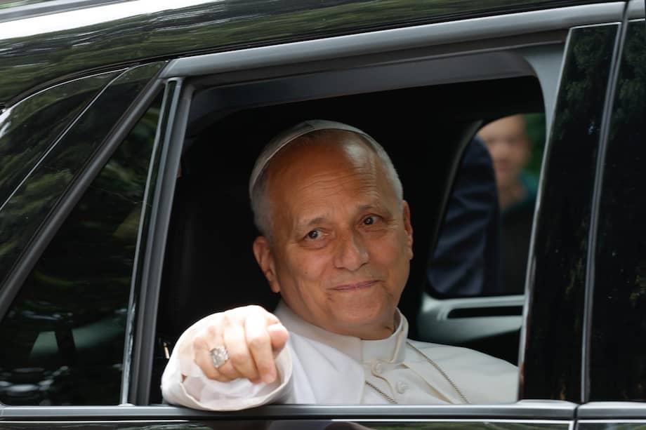 El Papa León XIV saluda desde un vehículo durante su visita a la Universidad Sapienza en Roma.