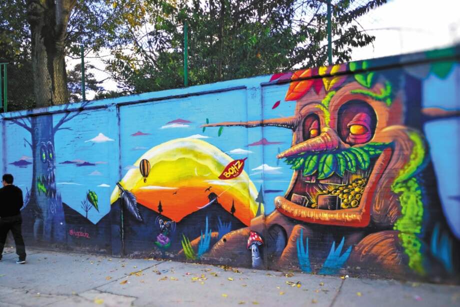 “Bosque fantástico” retrata la creatividad infantil. La pintura esta ubicada en Fontibón.