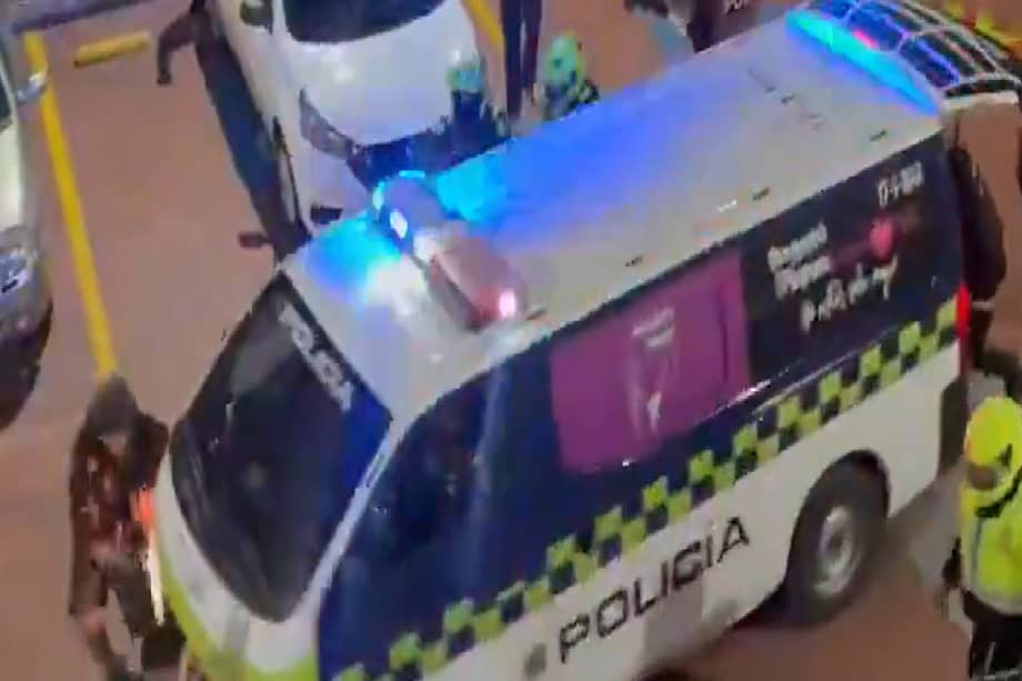 Momento en el que una persona resultó atropellada por la patrulla de la Policía que evacuaba al sospechoso de abusar sexualmente a una menor de edad.