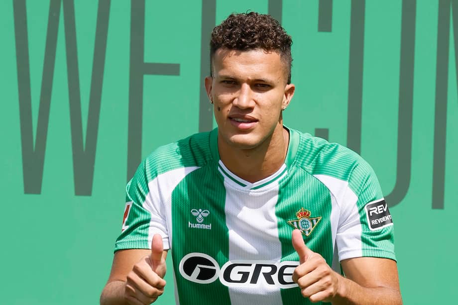 Nelson Deossa en su presentación con Real Betis.