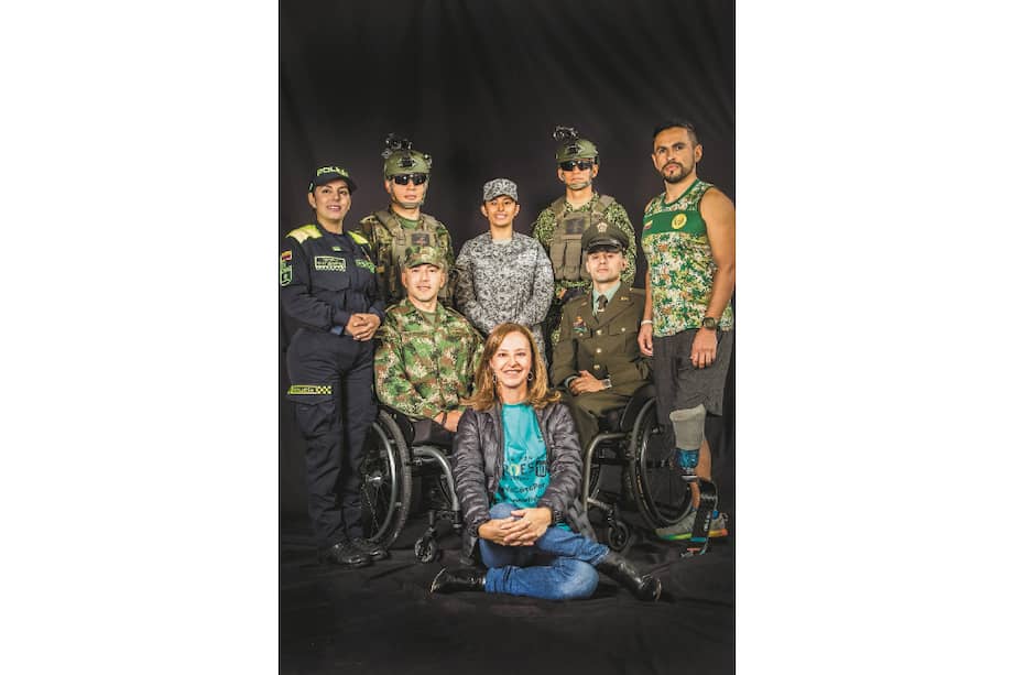 María Alejandra Neira con algunos miembros de las Fuerzas Armadas que fueron heridos en combate y ahora compiten en la Carrera por los Héroes.