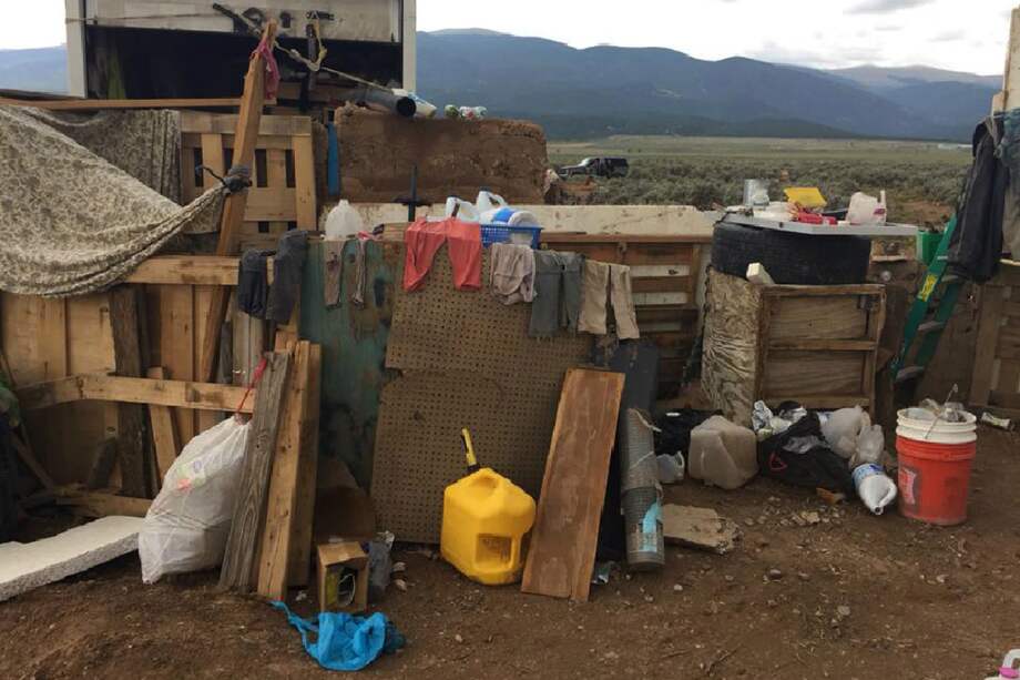 Esta fotografía muestra una parte del complejo en el que eran retenidos los once niños en Nuevo México. / AFP