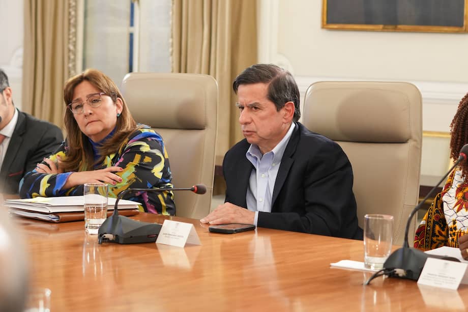 Ministra de Justicia, Ángela María Buitrago, y ministro del Interior, Juan Fernando Cristo, durante consejo de ministros transmitido en vivo.