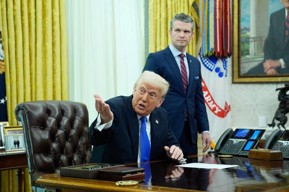 El presidente de EE. UU. Donald Trump junto con el secretario de Defensa, Pete Hegseth.