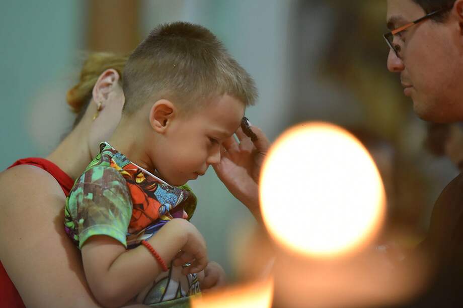El rito del Miércoles de Ceniza tuvo que cambiar por el COVID. La Conferencia Episcopal de Colombia dio las directrices para ajustar la celebración a las exigencias por la pandemia.