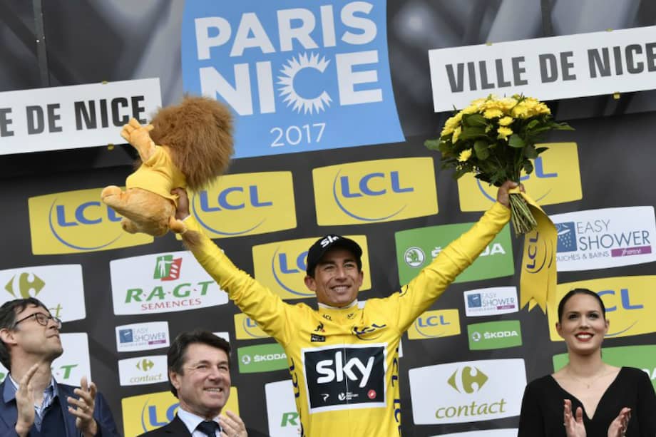 El pedalista colombiano Sergio Luis Henao celebra tras coronarse campeón de la París-Niza 2017. / AFP