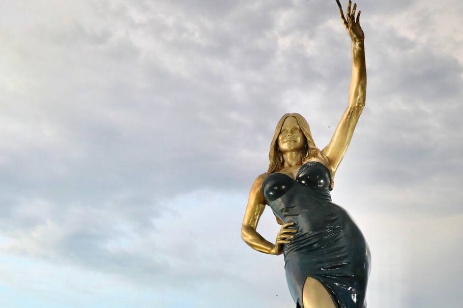 La obra en homenaje a Sofía Vergara, realizada por Yino Márquez, tiene una altura de 7.5 metros y un peso de 5.5 toneladas.