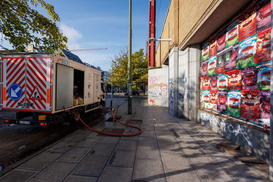 Los inmigrantes ilegales duermen frente a la estación de tren de Bruselas Sur