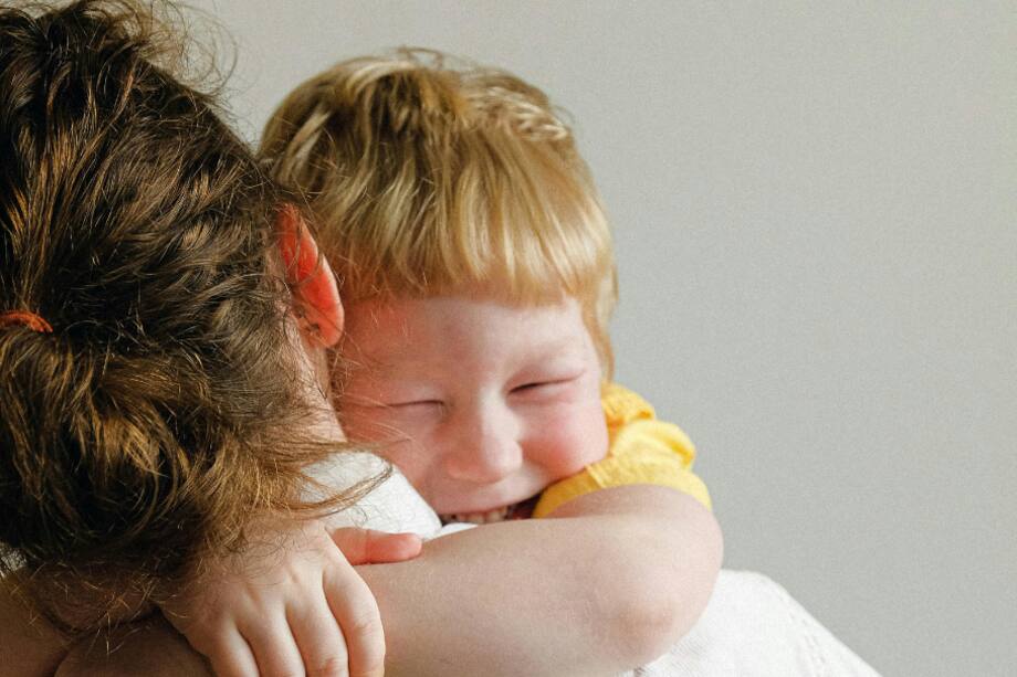 Hablar con los hijos desde la empatía y la honestidad fortalece la relación y fomenta la confianza mutua.