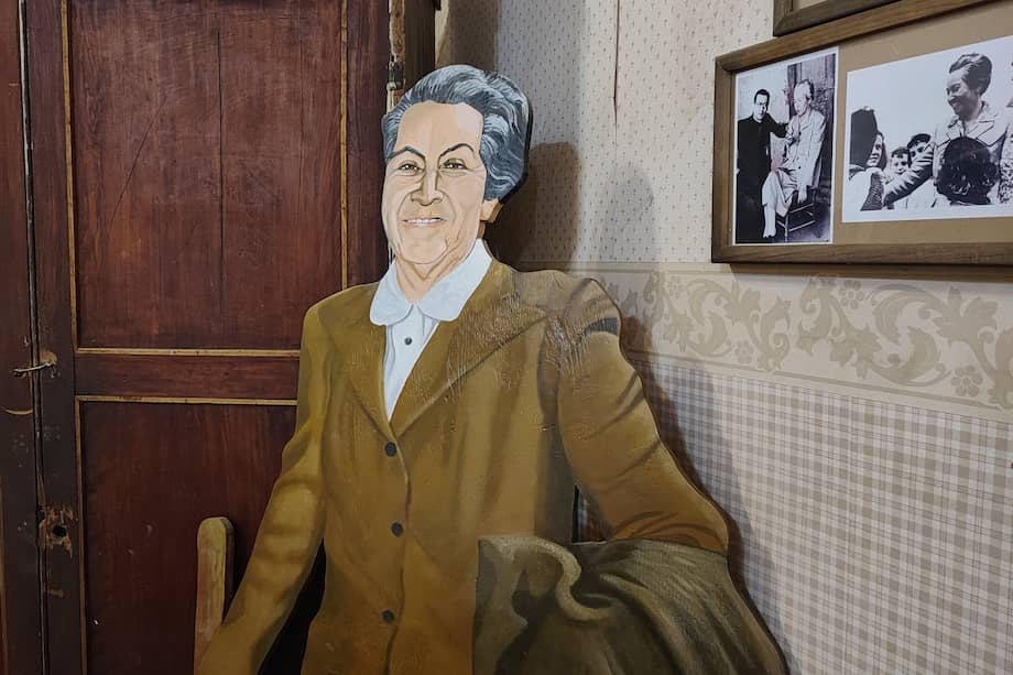 Imagen de Gabriela Mistral en su casa-escuela, en la localidad de Montegrande (Chile). EFE/ Iñaki Martinez