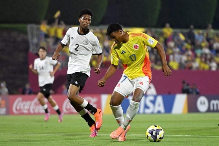 José Escorcia de Colombia en acción contra Alemania en el Mundial Sub-17 de Catar 2025.