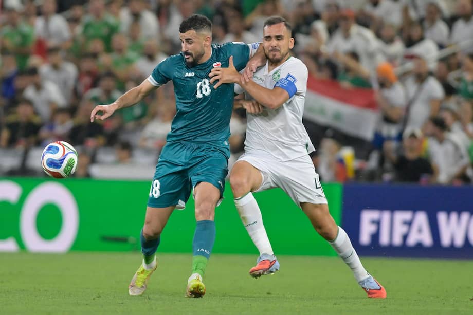 Aymen Hussein (i), de Irak, durante un partido contra Bolivia en la repesca intercontinental.