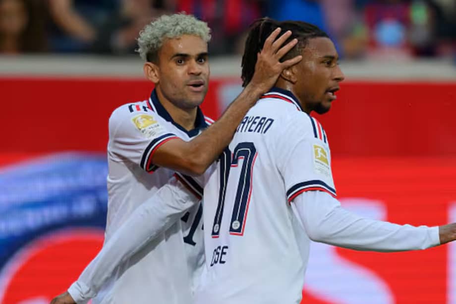 Luis Díaz y Michael Olise, celebrando un nuevo gol con Bayern Múnich.