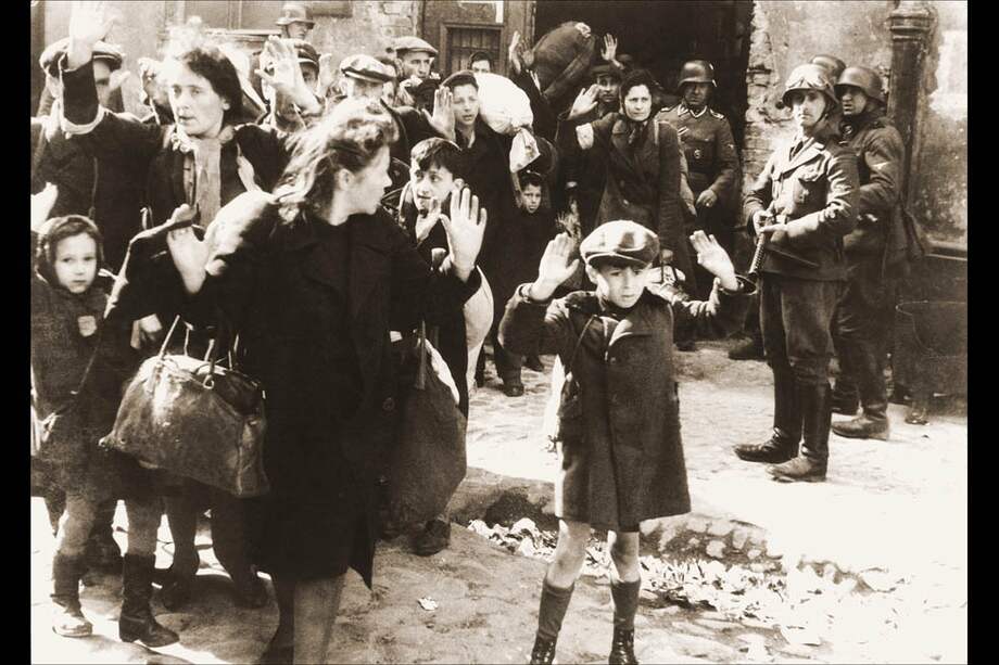 Un grupo de personas es trasladado en el ghetto de Varsovia, donde también fueron recluidos numerosos gitanos, en 1943.