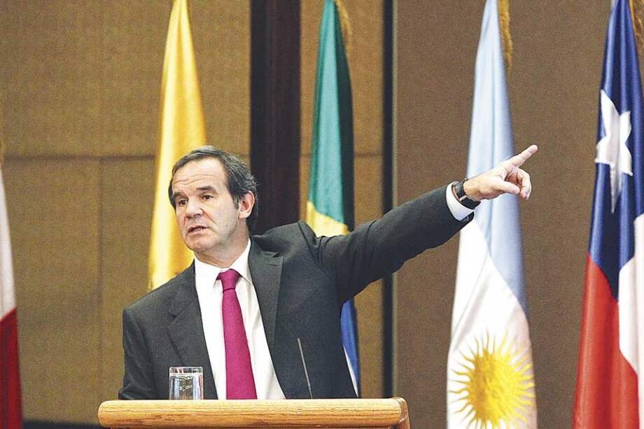 El ministro de Defensa chileno, Andrés Allamand, afirmó que las minorías sexuales deben ser recibidas en las fuerzas armadas. / EFE