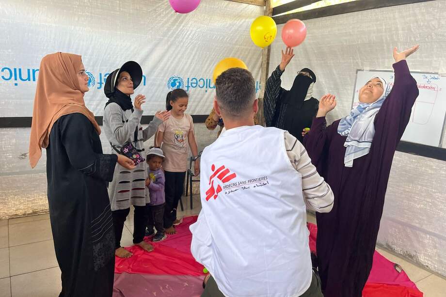 Parte del equipo de Médicos Sin Fronteras durante su trabajo con pacientes en la Franja de Gaza.