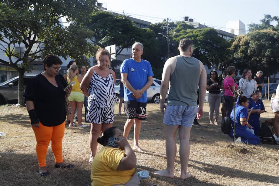 Personas evacuan edificios tras un fuerte temblor este lunes, en Cali (Colombia). Un temblor de magnitud 7,4 sacudió gran parte de Colombia, según el Servicio Geológico Colombiano (SGC), y las autoridades informaron de daños en varias ciudades como Manizales, Cali y Pereira. EFE/ Ernesto Guzmán